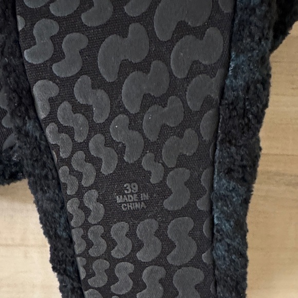 Cozy SKIMS Fuzzy Slippers - Picture 2 of 4